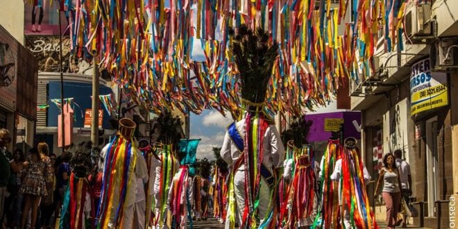 Montes Claros - Caboclinhos, Marujos e Catopês invadem Montes claros