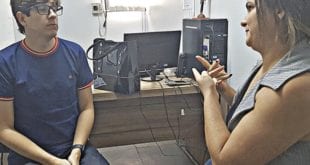 CAPACITAÇÃO - Intérprete de Libras, Lucas teme pelos 2 mil surdos de Montes Claros