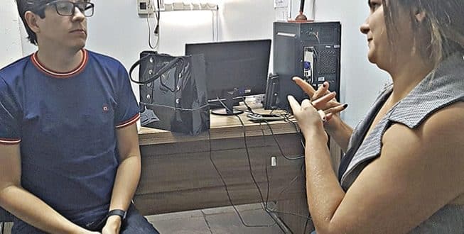 CAPACITAÇÃO - Intérprete de Libras, Lucas teme pelos 2 mil surdos de Montes Claros