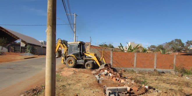 Montes Claros - Prefeitura de Montes Claros faz demolição de construções irregulares