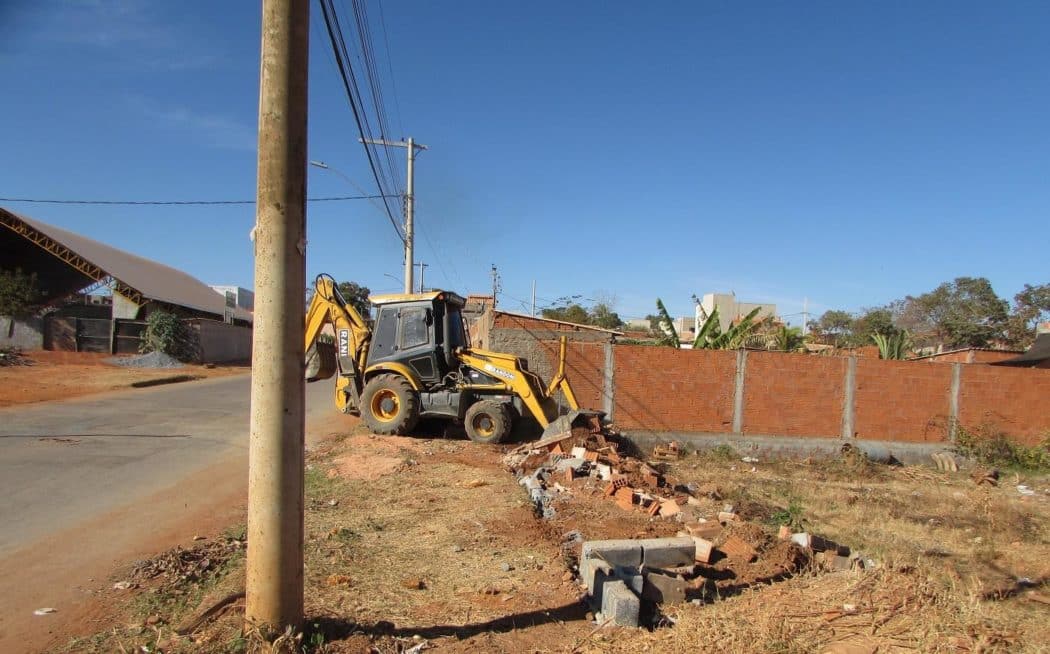 Montes Claros - Prefeitura de Montes Claros faz demolição de construções irregulares