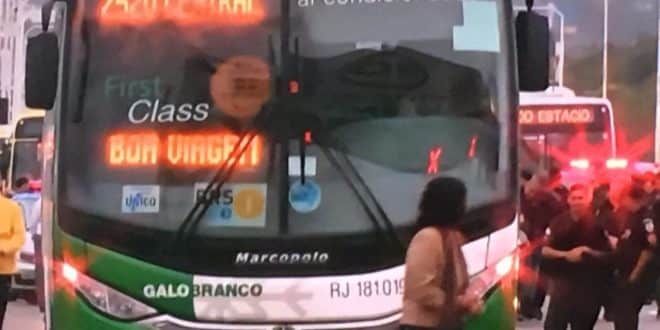 RJ - Homem armado sequestra ônibus na ponte Rio-Niterói