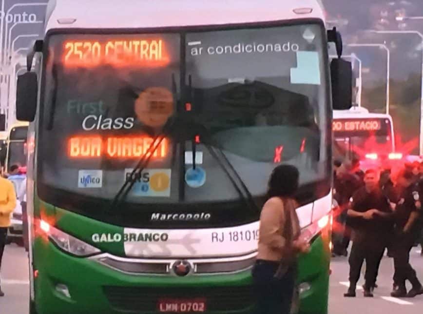 RJ - Homem armado sequestra ônibus na ponte Rio-Niterói