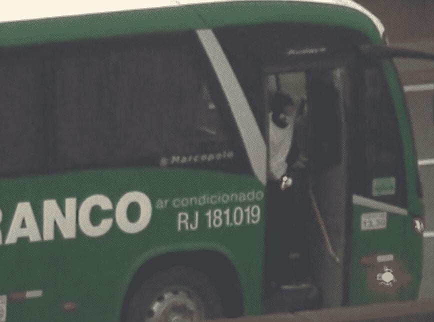 Homem ameaçava colocar fogo no veículo. Ainda não se sabe a motivação do criminoso