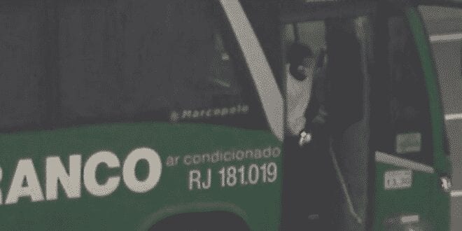 Homem ameaçava colocar fogo no veículo. Ainda não se sabe a motivação do criminoso