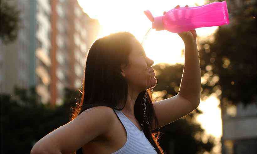 Hidratação é fundamental para combater o desconforto causado pela baixa umidade