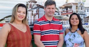 As professoras Liliane Mendes e Sande Almeida desenvolvem na Escola Estadual Américo Martins, que fica no Jaraguá I, projetos que visam ao empreendedorismo e empoderamento feminino. Desse projeto surgiu a parceria com o IFNMG que culminou na oferta de um curso de informática para 50 mulheres, entre estudantes da escola e familiares. No centro da foto, o responsável pelo Núcleo Relações com o Mundo do Trabalho e da Educação Técnica e Tecnológica, o administrador e servidor do IFNMG/ Reitoria, Wadingthon Veloso Silva, vinculado à Pró-Reitoria de Extensão