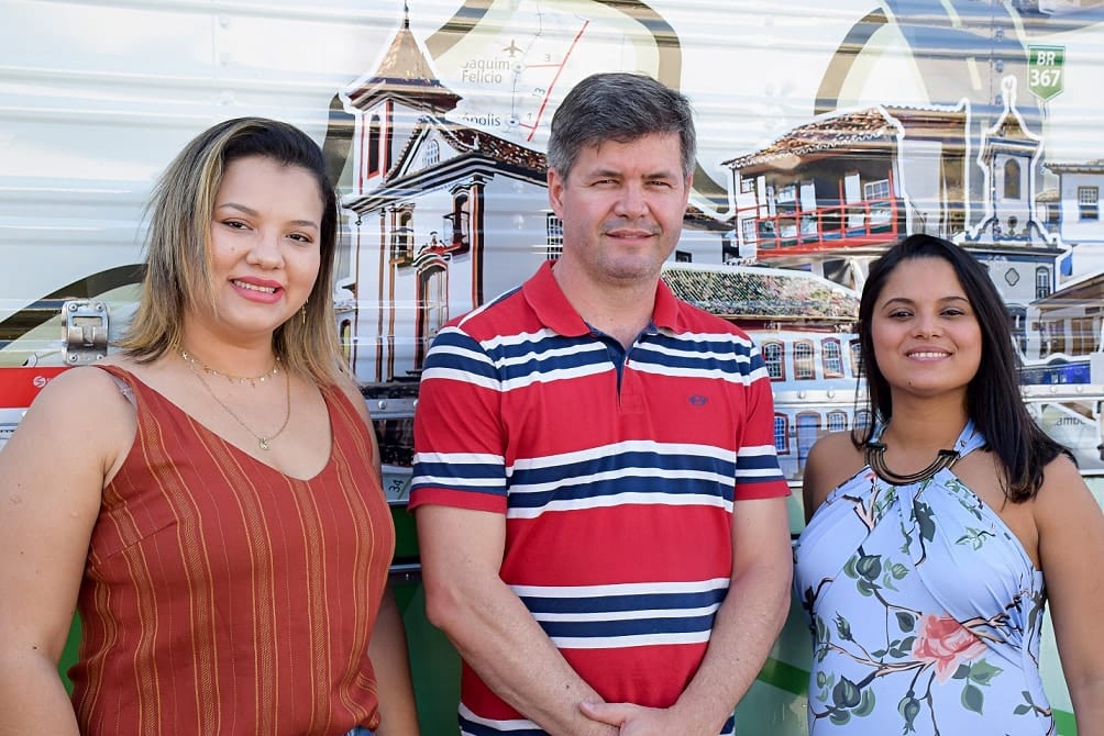 As professoras Liliane Mendes e Sande Almeida desenvolvem na Escola Estadual Américo Martins, que fica no Jaraguá I, projetos que visam ao empreendedorismo e empoderamento feminino. Desse projeto surgiu a parceria com o IFNMG que culminou na oferta de um curso de informática para 50 mulheres, entre estudantes da escola e familiares. No centro da foto, o responsável pelo Núcleo Relações com o Mundo do Trabalho e da Educação Técnica e Tecnológica, o administrador e servidor do IFNMG/ Reitoria, Wadingthon Veloso Silva, vinculado à Pró-Reitoria de Extensão