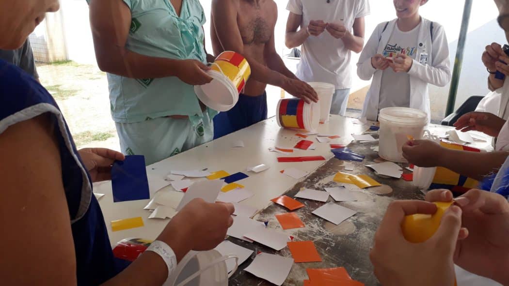 Projeto de plantio de flores e mudas frutíferas inclui oficinas de caracterização de baldes em oficinas de arte (Fotos: Wesley Gonçalves/Ascom HUCF)