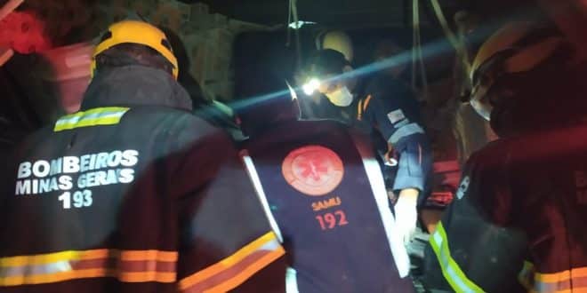 Norte de Minas - Acidente entre carreta e automóvel na BR-251 deixa um morto e dois feridos na Serra de Francisco Sá