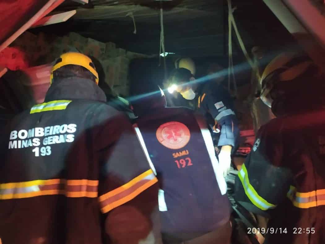 Norte de Minas - Acidente entre carreta e automóvel na BR-251 deixa um morto e dois feridos na Serra de Francisco Sá