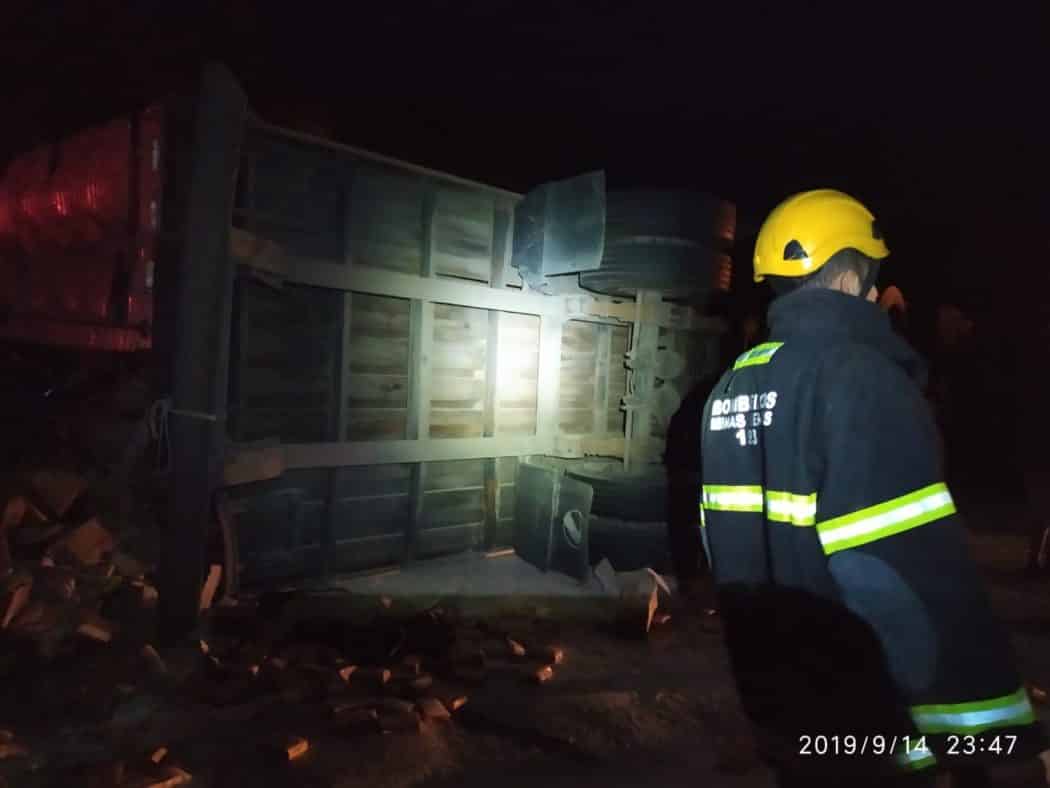 Norte de Minas - Acidente entre carreta e automóvel na BR-251 deixa um morto e dois feridos na Serra de Francisco Sá