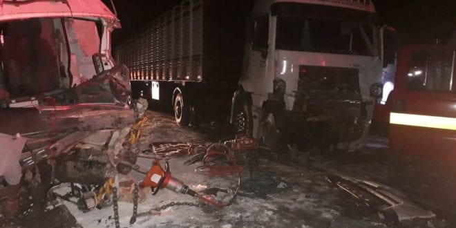 Montes Claros - Colisão Frontal entre caminhões deixa um morto em Montes Claros