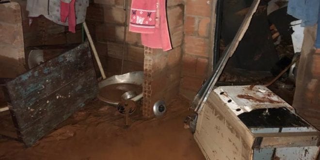Montes Claros - Parte de uma residência desaba devido as chuvas em Montes Claros