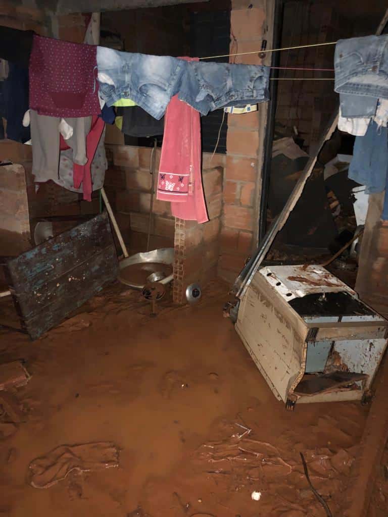 Montes Claros - Parte de uma residência desaba devido as chuvas em Montes Claros