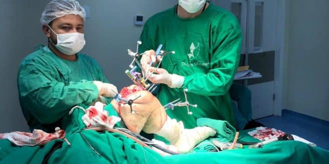 O médicio Gustavo Rocha, no momento em que estava realizando a cirurgia no paciente