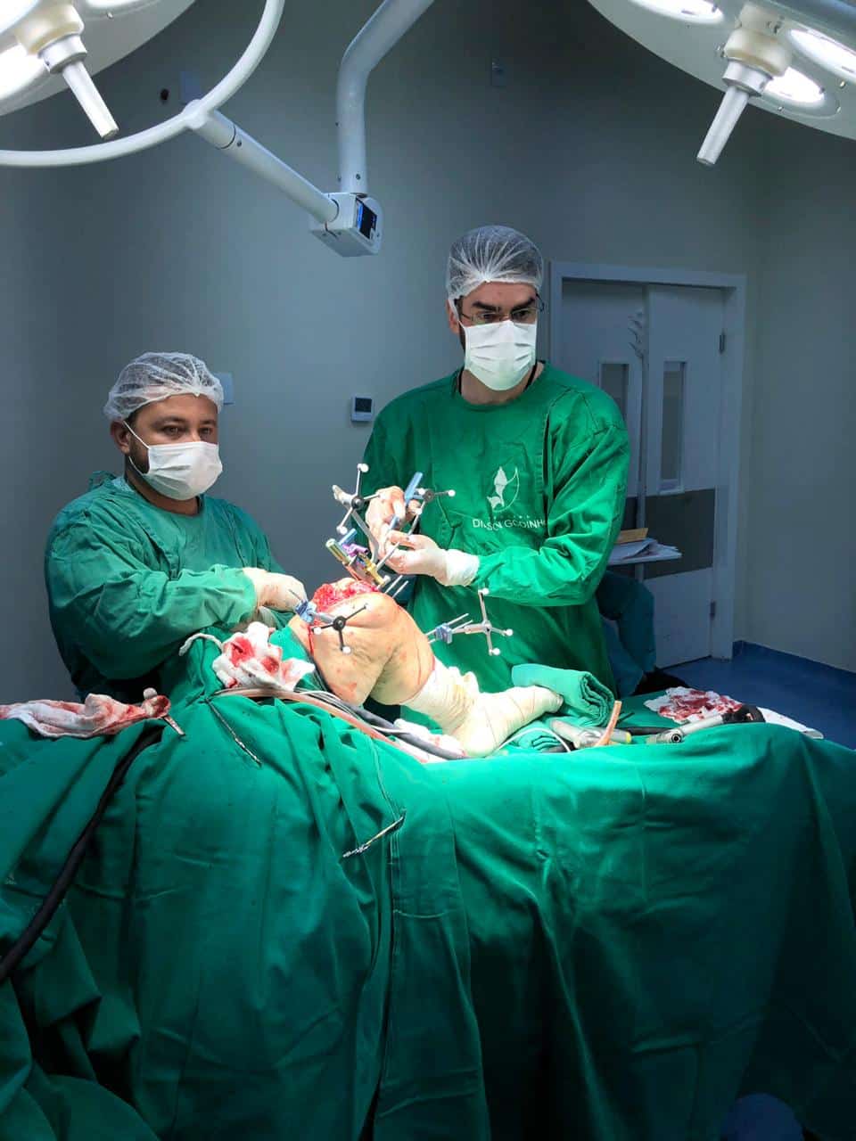 O médicio Gustavo Rocha, no momento em que estava realizando a cirurgia no paciente