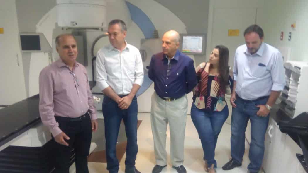 O superintendente da Fundação Dilson Godinho, Antônio Cezar dos Santos, o deputado Zé Silva acompanhado do médico responsável pela Radioterapia do Dilson Godinho, Arlen de Paulo Santiago Filho, e dos enfermeiros Anna Paula Freire e Marcos Brant