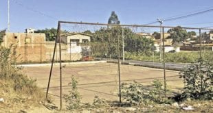 Montes Claros - Quadra poliesportiva na divisa dos bairros Esplanada e Santa Laura está abandonada