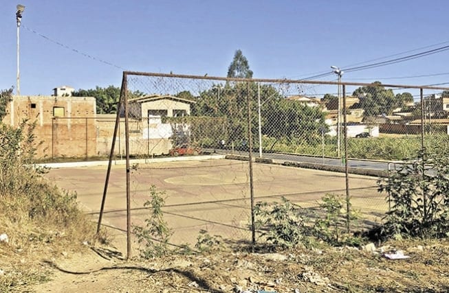 Montes Claros - Quadra poliesportiva na divisa dos bairros Esplanada e Santa Laura está abandonada