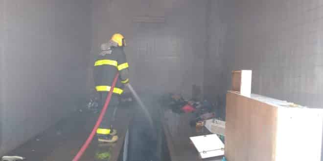 Norte de Minas - Bombeiros apagam incêndio em lava jato em Montes Claros