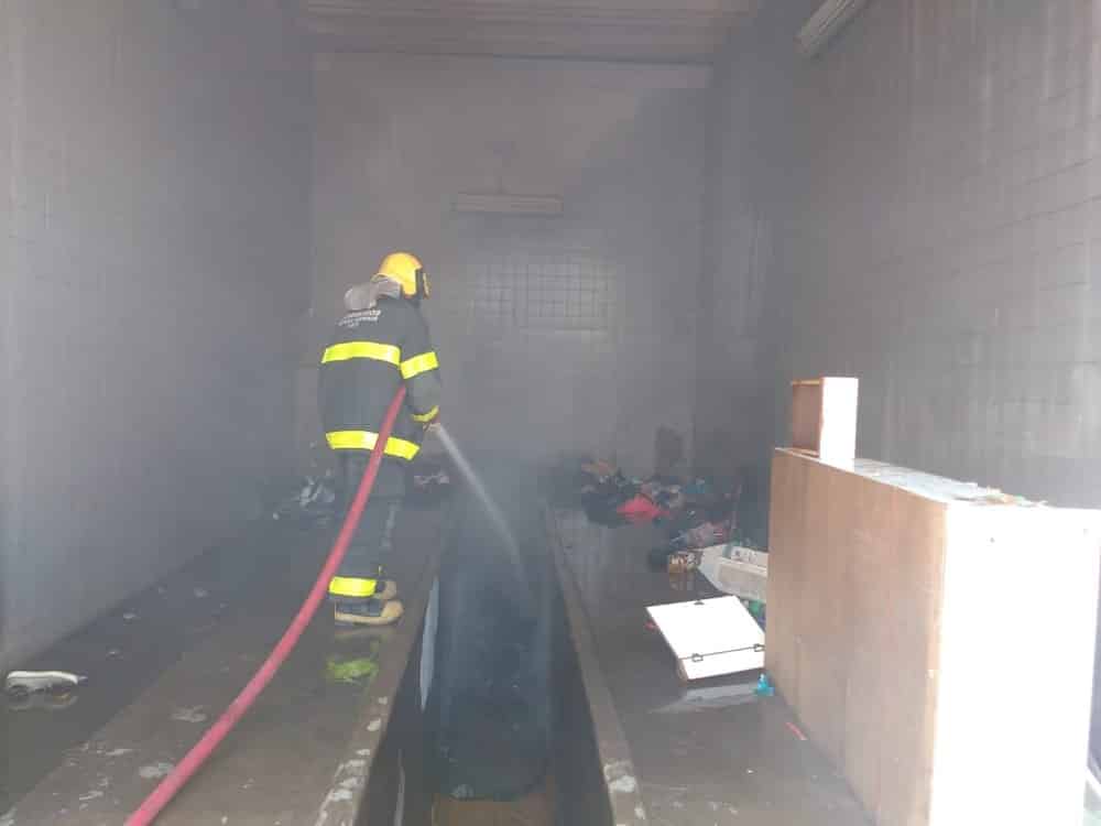 Norte de Minas - Bombeiros apagam incêndio em lava jato em Montes Claros