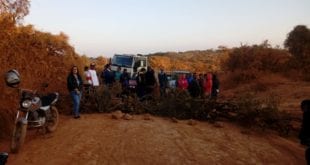 A presidente da Associação Comunitária de São João da Vereda, Naiara Oliveira Silva, explicou que as lideranças se reuniram com os dirigentes da Copasa e DEER, exigindo providências, quando receberam as respostas sobre a falta de recursos e que isso fugia a responsabilidade da Copasa em consertar a estrada.