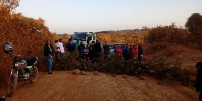 A presidente da Associação Comunitária de São João da Vereda, Naiara Oliveira Silva, explicou que as lideranças se reuniram com os dirigentes da Copasa e DEER, exigindo providências, quando receberam as respostas sobre a falta de recursos e que isso fugia a responsabilidade da Copasa em consertar a estrada.