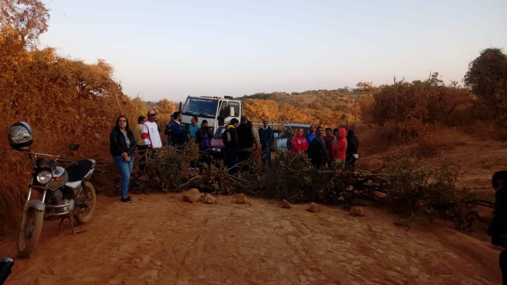 A presidente da Associação Comunitária de São João da Vereda, Naiara Oliveira Silva, explicou que as lideranças se reuniram com os dirigentes da Copasa e DEER, exigindo providências, quando receberam as respostas sobre a falta de recursos e que isso fugia a responsabilidade da Copasa em consertar a estrada. 