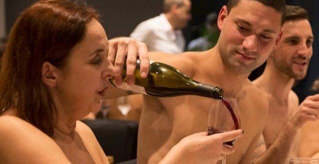 Noivos procuram garçons que trabalhem pelados para sua festa de casamento