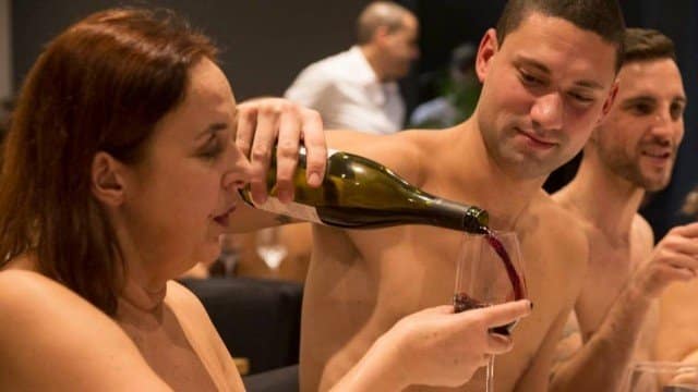 Noivos procuram garçons que trabalhem pelados para sua festa de casamento