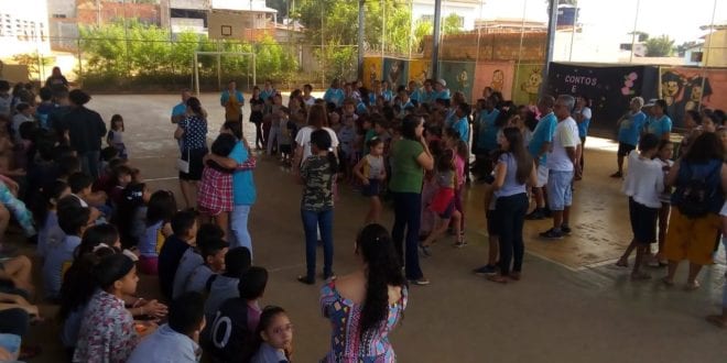 Montes Claros - Projeto “CANTOS E CONTOS” promove encontro de gerações entre idosos e alunos das escolas da cidade
