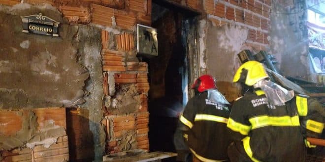 Montes Claros - Bombeiros atendem incêndio em residência com uma vítima em Montes Claros