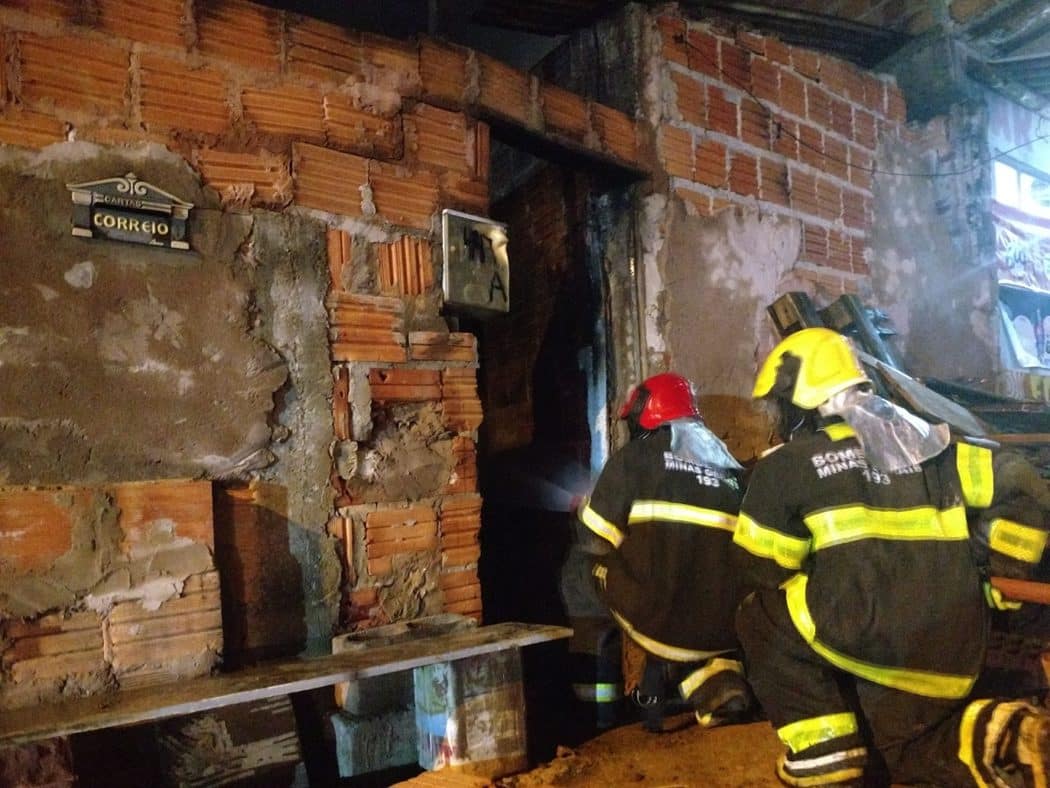 Montes Claros - Bombeiros atendem incêndio em residência com uma vítima em Montes Claros