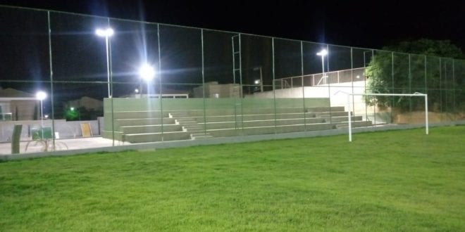 Montes Claros - Prefeitura de Montes Claros instala iluminação no campo do João Botelho
