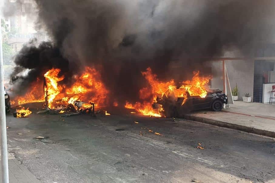 MG - Avião de pequeno porte cai sobre carros em Belo Horizonte