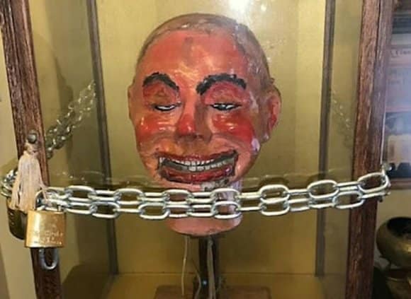Boneco ventrículo da segunda Guerra Mundial mexe a boca e abre os olhos toda noite