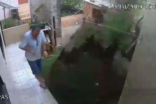 Homem tenta matar baratas com gasolina e acaba explodindo quintal; vídeo