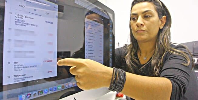 Priscila Santana teve mais de R$ 12 mil depositados na conta dela, sem autorização, e foi obrigada a recorrer aos órgãos de defesa do consumidor
