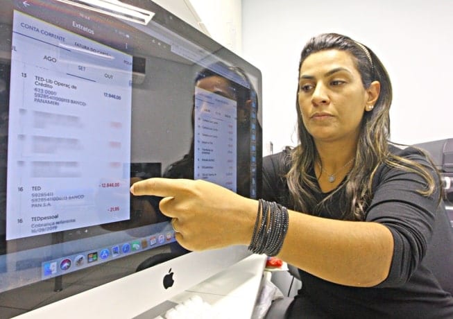 Priscila Santana teve mais de R$ 12 mil depositados na conta dela, sem autorização, e foi obrigada a recorrer aos órgãos de defesa do consumidor