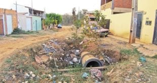 Montes Claros - Buracos são armadilhas no bairro Novo Delfino em Montes Claros
