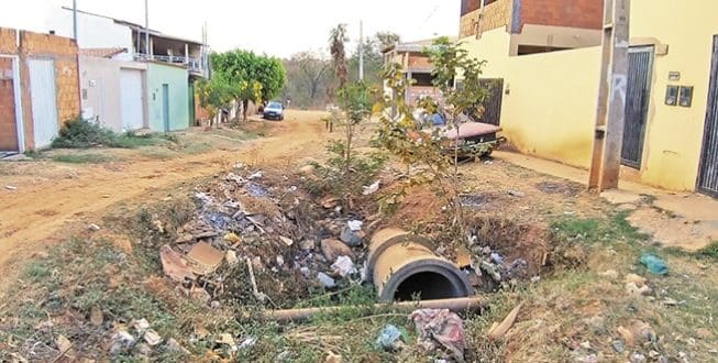 Montes Claros - Buracos são armadilhas no bairro Novo Delfino em Montes Claros