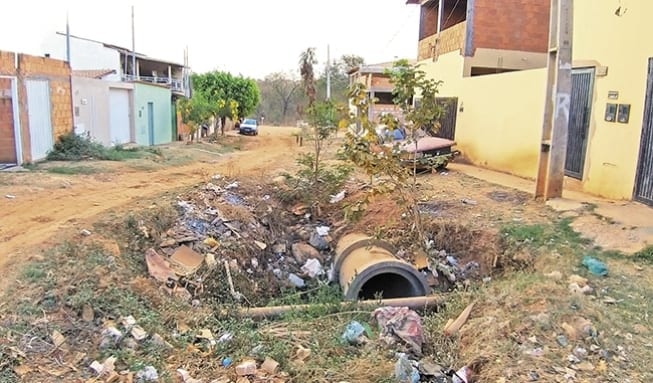 Montes Claros - Buracos são armadilhas no bairro Novo Delfino em Montes Claros