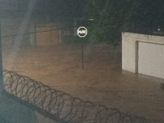 Montes Claros - Chuvas alagam casas e ruas em Montes Claros