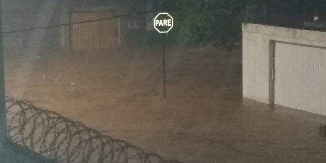 Montes Claros - Chuvas alagam casas e ruas em Montes Claros