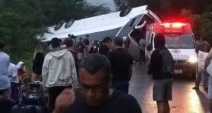 Montes Claros - Ônibus que saiu de Montes Claros com estudantes de Governador Valadares tomba o Vale do Jequitinhonha deixando ao menos 5 feridos