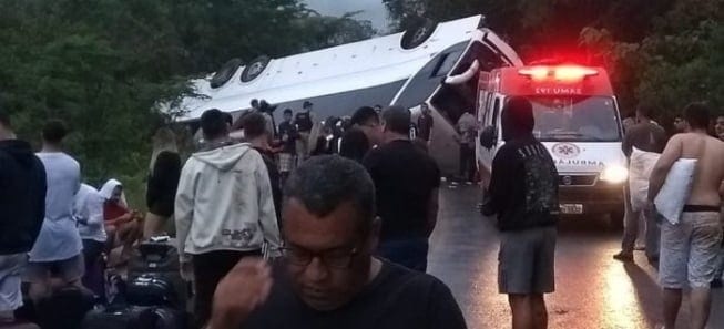 Montes Claros - Ônibus que saiu de Montes Claros com estudantes de Governador Valadares tomba o Vale do Jequitinhonha deixando ao menos 5 feridos