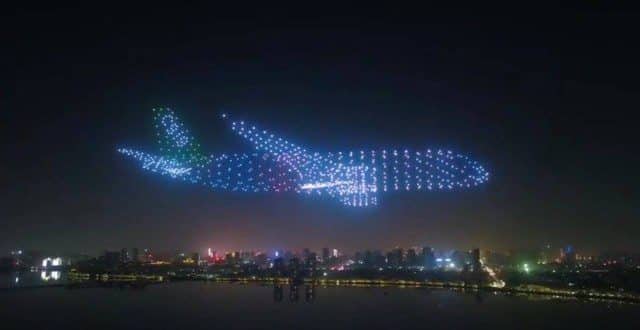 Avião formado por drones são atração de festival