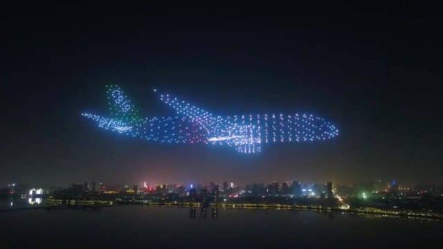 Avião formado por drones são atração de festival