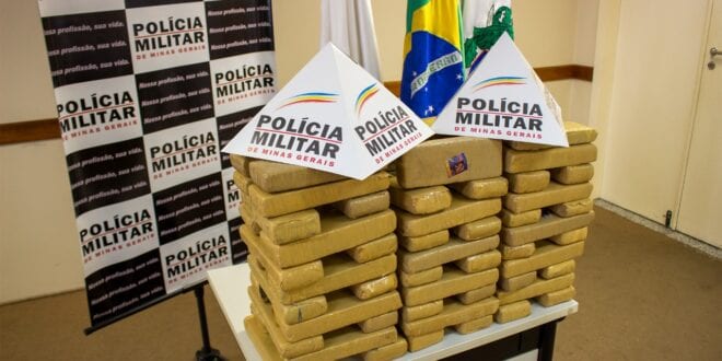Montes Claros - Polícia Militar apreende 65 tabletes de maconha durante Operação Natalina em Montes Claros